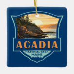 Adorno De Cerámica Insignia Retro del Ilustracion del Parque Nacional<br><div class="desc">Diseño de arte vectorial de Acadia. El Parque Nacional de Acadia está situado principalmente en la isla del Monte Desierto de Maine. Su paisaje está caracterizado por bosques,  playas rocosas y picos de granito como la montaña Cadillac.</div>