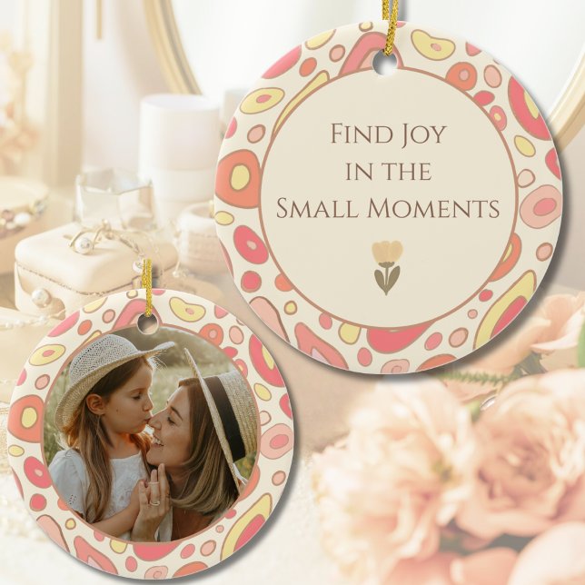 Adorno De Cerámica Inspirational Ornament with Custom Photo (Find Joy in the Small Moments Ornament | Custom Photo Keepsake for Mom or Birthday)