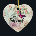 Adorno De Cerámica Inspiren cita y mariposa rosada en grupo Shabby<br><div class="desc">Un ornamento con el dicho: Estén inspirados. La palabra inspirada está escrita en un estilo moderno de letra. Diseñado con una elegante mariposa magenta rosa con acentos morados. El fondo es un collage vintage de mal gusto con rosas rosas rosas y otros elementos decorativos. Un ambiente encantador y caprichoso.</div>