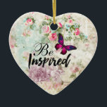 Adorno De Cerámica Inspiren cita y mariposa rosada en grupo Shabby<br><div class="desc">Un ornamento con el dicho: Estén inspirados. La palabra inspirada está escrita en un estilo moderno de letra. Diseñado con una elegante mariposa magenta rosa con acentos morados. El fondo es un collage vintage de mal gusto con rosas rosas rosas y otros elementos decorativos. Un ambiente encantador y caprichoso.</div>