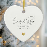 Adorno De Cerámica Invitación de compromiso de pareja corazón de oro<br><div class="desc">¡Celebra su amor con un toque de elegancia! Este adorno de sake presenta un corazón dorado personalizado,  perfecto para marcar un compromiso o un boda. ¡Una manera atemporal de recordar su gran día!</div>
