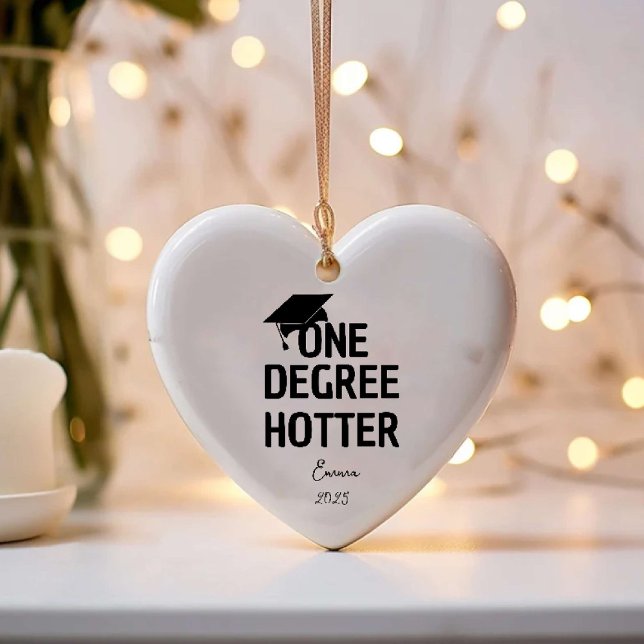 Adorno De Cerámica Invitación de Graduación Gradual Gratuita De Un Gr (One Degree Hotter Funny Graduation Announcement Ceramic Ornament)