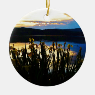 Adorno De Cerámica Iris amarillo en la orilla del lago Arrowhead