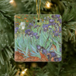 Adorno De Cerámica Irises de Vincent van Gogh<br><div class="desc">Irises (1889) de Van Gogh es una pintura vintage post impresionsionismo de arte fino de naturaleza floral. Un grupo de iris morados con barba y una sola flor blanca de iris que crece en un jardín. Fue una de sus primeras pinturas cuando estuvo en el asilo en Saint-Remy-de-Provence. En 1987...</div>