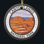 Adorno De Cerámica Isla del Parque Nacional de los Cañones en la Badg<br><div class="desc">Diseño de arte vectorial en las tierras de los cañones. El parque es conocido por su espectacular paisaje desértico tallado a orillas del río Colorado. La isla del cielo es una inmensa mesa con vistas panorámicas,  de tope plana.</div>