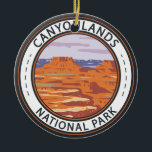 Adorno De Cerámica Isla del Parque Nacional de los Cañones en la Badg<br><div class="desc">Diseño de arte vectorial en las tierras de los cañones. El parque es conocido por su espectacular paisaje desértico tallado a orillas del río Colorado. La isla del cielo es una inmensa mesa con vistas panorámicas,  de tope plana.</div>