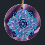 Adorno De Cerámica Jánuca<br><div class="desc">Los azules de todas las sombras,  lila y lavanda en una forma de la flor con una estrella exagonal anudada en el centro son una gran manera de celebrar Jánuca y de expresar su individualidad al mismo tiempo.</div>