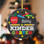 Adorno De Cerámica Jardines infantiles Colorful Chalkboard Keepsake K<br><div class="desc">El diseño de adorno de jardín de infancia incluye una manzana, un gobernante, lápices de colores y una tipografía divertida y audaz. Haga clic en el botón personalizar para obtener más opciones para modificar el texto. En nuestra tienda, zazzle.com/store/doodlelulu, se encuentran disponibles las variaciones de este diseño, las opciones de...</div>