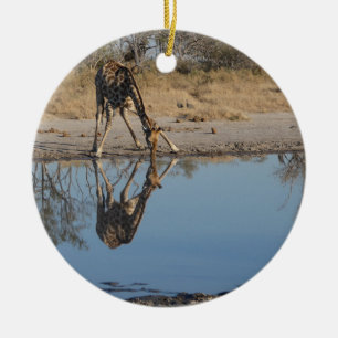 ADORNO DE CERÁMICA JIRAFA TOMANDO UNA BEBIDA REFLEJADA