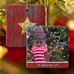 Adorno De Cerámica Keepsake, dulce y brillante árbol de nieve rústico<br><div class="desc">"Que tus días sean alegres y brillantes". Una foto de primer plano de un muñeco de nieve alegre y adorable, rústico, envuelto en una bufanda de rayas rojas y blancas contra árboles iluminados te ayuda a abrir el paso a los Navidades y al Año Nuevo. En la parte trasera, una...</div>