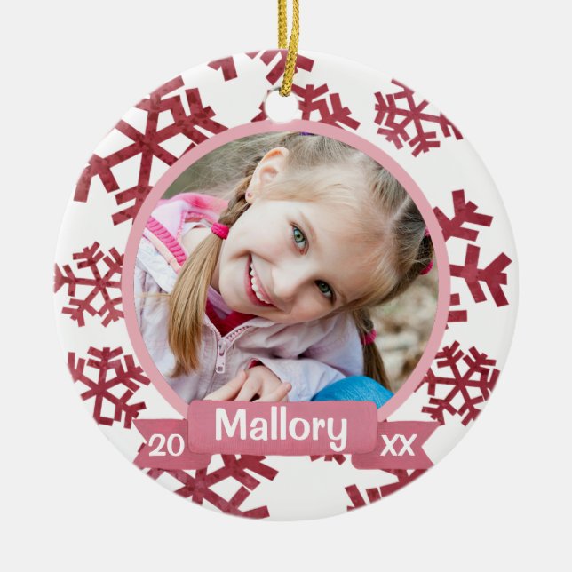 Adorno De Cerámica Keepsake personalizado con copos de nieve rosados  (Frente)