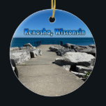 Adorno De Cerámica Kenosha, Wisconsin en el lago Michigan<br><div class="desc">Kenosha,  Wisconsin en la foto panorámica del lago Michigan,  con imágenes del verano del sendero que recorre el parque Wolfenbuttel,  el parque Eichelman y la playa a lo largo del lago Michigan en Kenosha,  Wisconsin. Por Celeste Sheffey khoncepts@yahoo.com</div>