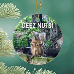 Adorno De Cerámica La ardilla divertida Deez Nube Humor Inapropiado<br><div class="desc">¡DEEZ NUTS! Una ardilla hilarante juega con las palabras chiste sobre sus nueces. Humor crudo Regalo de Navidad para un adulto. Haz que tus amigos se rían de esta cita de la cultura pop.</div>