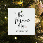 Adorno De Cerámica La futura señora y su nombre | Regalo moderno de b<br><div class="desc">Presentamos "The Future Mrs. and Your Name" (La futura señora y su nombre) Un juego de regalos de belleza modernos de Zazzle. Celebra la alegre ocasión de la futura señora con un regalo de belleza moderno de Zazzle que combina lujo, personalización y estilo. Este exclusivo juego de regalos está diseñado...</div>