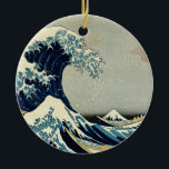 Adorno De Cerámica La gran ola de Katsushika Hokusai en Kanagawa<br><div class="desc">La gran ola de Kanagawa de Katsushika Hokusai Una obra de arte clásica que ha pasado al dominio público y hace maravillosos regalos y otros productos. Esto es de su famosa serie Fugaku sanjū rokkei o "Treinta y seis vistas del Monte Fuji", y ha sido editado y mejorado para este...</div>