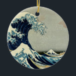 Adorno De Cerámica La gran ola de Katsushika Hokusai en Kanagawa<br><div class="desc">La gran ola de Kanagawa de Katsushika Hokusai Una obra de arte clásica que ha pasado al dominio público y hace maravillosos regalos y otros productos. Esto es de su famosa serie Fugaku sanjū rokkei o "Treinta y seis vistas del Monte Fuji", y ha sido editado y mejorado para este...</div>