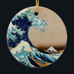 Adorno De Cerámica La gran onda del japonés del vintage de Hokusai<br><div class="desc">La gran onda de Kanagawa (神奈川沖浪裏) es una impresión del woodblock del ukiyo-e del vintage de artista japonés Katsushika Hokusai,  hecho alguna vez entre 1829 y 1832 - primero en la serie de las treinta y seis vistas del monte Fuji.</div>
