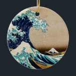 Adorno De Cerámica La gran onda del japonés del vintage de Hokusai<br><div class="desc">La gran onda de Kanagawa (神奈川沖浪裏) es una impresión del woodblock del ukiyo-e del vintage de artista japonés Katsushika Hokusai,  hecho alguna vez entre 1829 y 1832 - primero en la serie de las treinta y seis vistas del monte Fuji.</div>