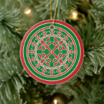 Adorno De Cerámica La guirnalda verde rojo medieval deja romántico<br><div class="desc">Decoren su habitación con este adorno de cerámica con esta romántica corona romántica de hojas. El fondo es verde. Diseño románico medieval. Consiste en hojas dispuestas en una corona alrededor de una cruz. Este estilo es de época románica. La era medieval nos dio una gran cantidad de patrones. Empecé a...</div>