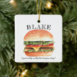 Adorno De Cerámica La hamburguesa de queso es divertida| Navidades mo<br><div class="desc">Los Navidades perfectos obsequios y gustos para los amantes de las hamburguesas. Nuestros adornos personalizados de Navidad incluyen su nombre, un ilustracion jugoso de hamburguesa, citas divertidas y patrones coincidentes en la parte trasera. Añada la redacción de su personalizado a este diseño utilizando los cuadros "Editar esta plantilla de diseño"...</div>