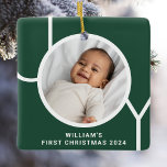 Adorno De Cerámica La primera foto de Navidad del bebé, Keepsake Gree<br><div class="desc">Este elegante ornamento de fotos de la primera Navidad del bebé está decorado con la palabra JOY en tipografía moderna sobre un fondo verde de pino. Personalizable fácil con tu foto,  nombre y año. Hace un regalo especial para abuelos,  tías y tíos.</div>