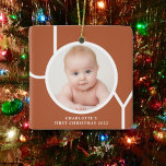 Adorno De Cerámica La primera foto de terracota de Navidad del bebé<br><div class="desc">Este elegante ornamento de fotos navideñas del bebé está decorado con la palabra JOY en blanco sobre un fondo de terracota. Personalizable fácil con tu foto y nombre.</div>