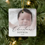 Adorno De Cerámica La primera foto de un bebé recién nacido en Navida<br><div class="desc">Este delicado ornamento de cerámica fotográfica de recién nacidos de Navidad es la perfecta decoración moderna del árbol de Navidad. El romántico diseño minimalista presenta una bonita y elegante tipografía negra con un aspecto limpio y sencillo. Este adorno de sake dice "primera Navidad". Personalice su adorno de doble cara con...</div>