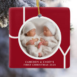 Adorno De Cerámica La primera foto de un Personalizado de Navidad gem<br><div class="desc">El adorno de fotos de los Navidades de quebete de este gemelo está decorado con la palabra JOY en tipografía blanca en un fondo rojo. Personalizable fácil con tu foto,  nombre y año.</div>