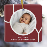 Adorno De Cerámica La primera foto del bebé de Navidad en rojo<br><div class="desc">Este elegante ornamento de fotos de primera Navidad del bebé está decorado con la palabra JOY en tipografía moderna con un fondo marrón. Personalizable fácil con tu foto,  nombre y año. Hace un regalo especial para abuelos,  tías y tíos.</div>