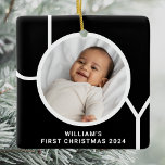 Adorno De Cerámica La primera foto navideña del bebé moderno negro<br><div class="desc">Este elegante ornamento de fotos navideñas del bebé está decorado con la palabra JOY en tipografía moderna sobre un fondo negro. Personalizable fácil con tu foto,  nombre y año. Hace un regalo especial para abuelos,  tías y tíos.</div>