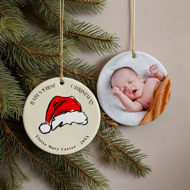 Adorno De Cerámica La primera foto navideña del bebé Red Santa Hat (Baby's First Christmas Santa Hat photo personalized ornament.)