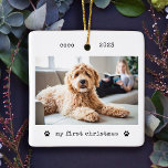 Adorno De Cerámica La primera foto navideña del perro escritor minima<br><div class="desc">Estos simples y minimalistas ornamentos de vacaciones de Navidades muestran tu foto favorita de tu perro o cachorro en la parte delantera junto con su nombre, el año, y las palabras "mi primera navidad" en la máquina de escribir negro parecen texto con dos tiesas adorables. La parte posterior muestra otra...</div>