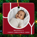Adorno De Cerámica La primera foto navideña del personalizado bebé ro<br><div class="desc">Este elegante ornamento de fotos navideñas de Baby Boy está decorado con la palabra JOY en un fondo rojo marrón. Personalizable fácil con tu foto,  nombre y año.</div>