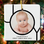 Adorno De Cerámica La primera foto personalizada de Navidad del bebé<br><div class="desc">Este elegante ornamento de fotos navideñas del bebé está decorado con la palabra JOY en negro sobre fondo blanco. Personalizable fácil con tu foto y nombre.</div>