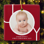 Adorno De Cerámica La primera foto roja personalizada de Navidad para<br><div class="desc">Este elegante ornamento de fotos navideñas del bebé está decorado con la palabra JOY en blanco sobre un fondo rojo. Personalizable fácil con tu foto y nombre.</div>