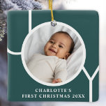 Adorno De Cerámica La primera foto verde de Navidad de una bebé perso<br><div class="desc">Este elegante ornamento de fotos navideñas de Baby Girl está decorado con la palabra JOY en un fondo verde oscuro. Personalizable fácil con tu foto,  nombre y año.</div>