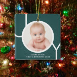 Adorno De Cerámica La primera foto verde de Navidad del bebé<br><div class="desc">Este elegante ornamento de fotos navideñas del bebé está decorado con la palabra JOY en blanco sobre un fondo de terracota. Personalizable fácil con tu foto y nombre.</div>