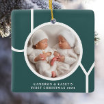 Adorno De Cerámica La primera foto verde del Personalizado de Navidad<br><div class="desc">El adorno de fotos de los Navidades de quebete de este gemelo está decorado con la palabra JOY en tipografía blanca sobre un fondo verde. Personalizable fácil con tu foto,  nombre y año</div>