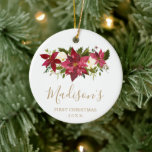 Adorno De Cerámica La primera Navidad de un bebé con una foto de oro<br><div class="desc">Elegante adorno de fotos del bebé por primera vez en Navidad con poinsettias acuarelas en rojo con el nombre de su bebé junto con "Primera Navidad" y el año en oro. El trasero tiene tu foto favorita. Este adorno es el regalo perfecto para los seres queridos, especialmente los nuevos abuelos....</div>