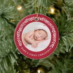 Adorno De Cerámica La primera Navidad del elegante bebé de coronas |<br><div class="desc">Crea un toque especial para la primera Navidad del bebé con este elegante ornamento de fotos! Presenta una corona de laurel en blanco que rodea la plantilla de la foto en forma de círculo. Las plantillas de texto se incluyen en la parte posterior para el nombre del bebé y el...</div>