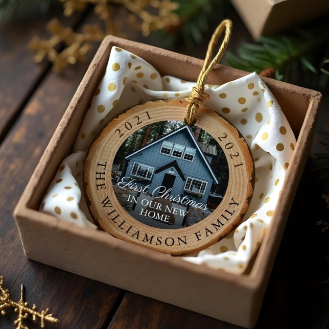 Adorno De Cerámica La primera Navidad en nuestra nueva casa (Woodgrain Slice First Christmas In Our New Home Ceramic Ornament)