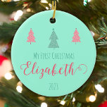 Adorno De Cerámica La primera Navidad encantada - El amor del bebé<br><div class="desc">¡Recuerdos de rafting en Mint Green! Celebra la fiesta inaugural de tu pequeña con nuestro adorno de la 'Primera Navidad encantada'. El lienzo verde menta es el telón de fondo perfecto para el encantador mensaje "Mi primera Navidad", adornado con el nombre de su bebé, como la deliciosa Elizabeth. Dos rojos...</div>
