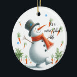 Adorno De Cerámica La vida llena de Snowman Carrot<br><div class="desc">Descubra un original adorno que es perfecto para colgarse en un árbol de Navidad, mostrando a un alegre muñeco de nieve bailando en un jardín de nieve lleno de zanahorias. La verdadera alegría de un muñeco de nieve. Personalice este encantador diseño de muñecos de nieve cambiando el mensaje a su...</div>