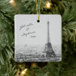 Adorno De Cerámica La vieja Torre Eiffel de París Nombre de la foto b<br><div class="desc">Este hermoso adorno cuenta con una foto de viaje pintada en blanco y negro de la Torre Eiffel y París Francia. Personalízalo con tu(s) nombre(s). ¡Buena idea de regalo!</div>