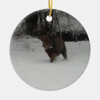 Adorno De Cerámica Labrador retriever del chocolate en la nieve