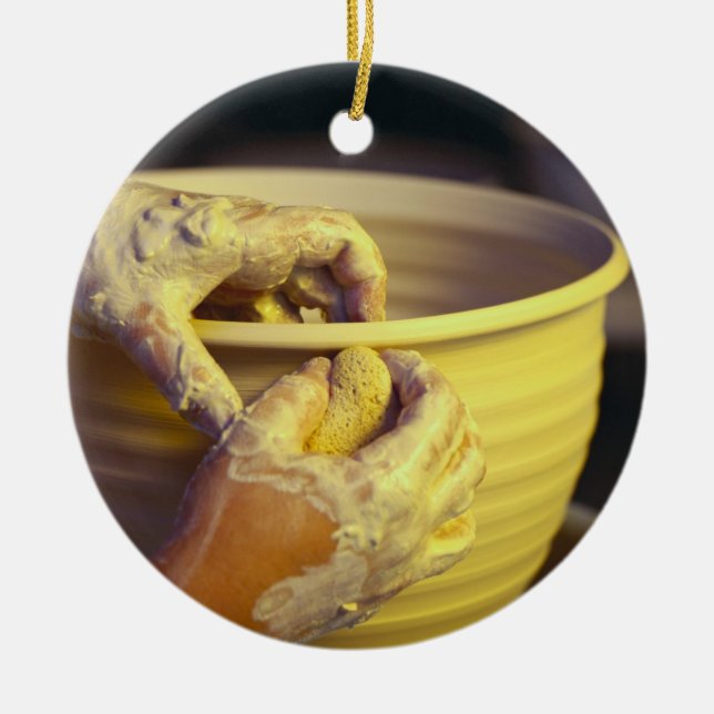 Adorno De Cerámica Las manos del alfarero que crean 1 (Frente)