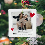Adorno De Cerámica Las parejas aman las citas en línea de First Swipe<br><div class="desc">Gracioso lindo regalo personalizado para una pareja que se conoció a través de citas en línea! El diseño presenta una fotografía de los pájaros con el texto "¡Fue amor al principio!",  sus nombres y un par de corazones rojos. El diseño se repite a ambos lados del adorno de navidad.</div>