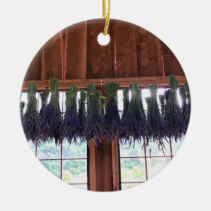 Adorno De Cerámica Lavanda colgando en un granero