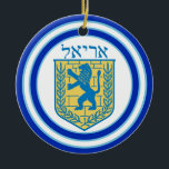 Adorno De Cerámica León de Judá Emblem Ariel Hebreo<br><div class="desc">Ornamento redondo de cerámica con una imagen, a ambos lados, de un León azul y amarillo del emblema de Judah sobre blanco con bordes azul claro y azul oscuro y "Ariel" en hebreo con letras azules encima. Vea toda la colección de Hanukkah Ornament en la categoría HOME de la sección...</div>