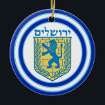 Adorno De Cerámica León de Judá Emblema Jerusalén Hebreo<br><div class="desc">Composición redonda de cerámica con una imagen,  a ambos lados,  de un León azul y amarillo del emblema de Judah y grandes bordes azules recortados en azul claro sobre blanco. Vea toda la colección de Hanukkah Ornament en la categoría HOME de la sección HOLIDAYS.</div>